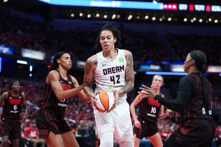 Brittany Griner #42 do Atlanta Dream segura a bola durante um jogo contra o Indiana Fever em 16 de setembro de 2025.