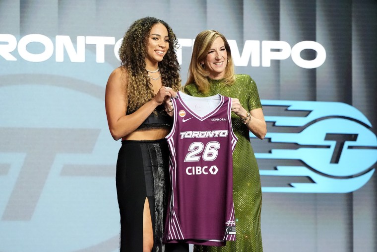 Kiki Rice, da UCLA, posa com a comissária da WNBA, Kathy Engelbert 