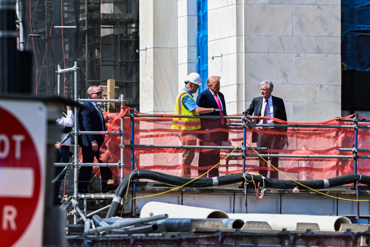 Trump pressionou Powell sobre taxas de juros durante visita do Fed