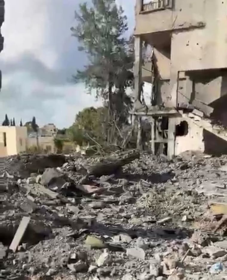 Imad Komeha e sua família encontraram seu lar nas ruínas de Kfar Sir, uma vila no sul.