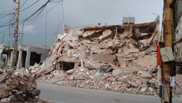 Ali Id, um professor do ensino secundário de Marakah, encontrou a sua casa e grande parte da sua aldeia em ruínas.