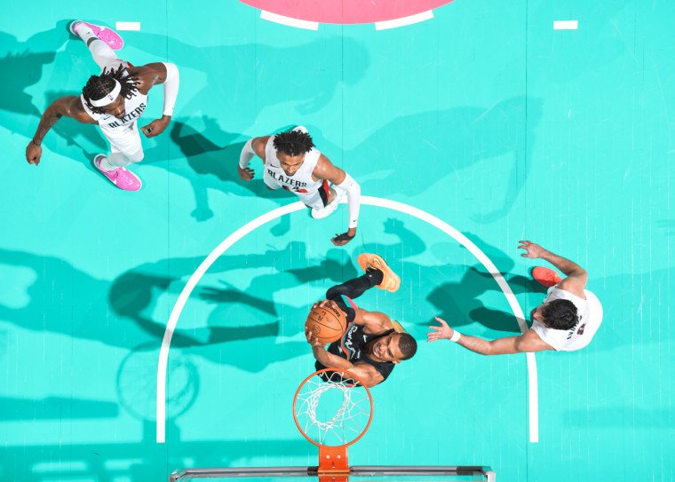 VISTA AÉREA - Victor Wembanyama do San Antonio Spurs vai até a cesta 