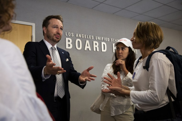 Los Angeles becomes the first major school district to require screen ...