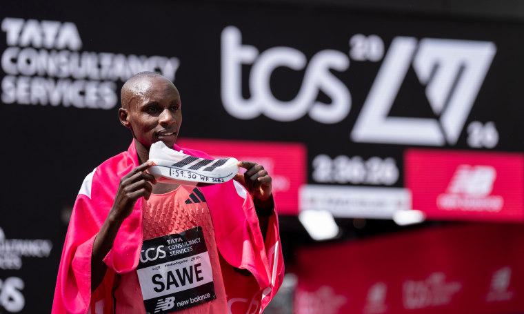 Ο Sabastian Sawe ποζάρει με το παπούτσι του, με το παγκόσμιο ρεκόρ του στον μαραθώνιο, μετά τη νίκη του στον Μαραθώνιο του Λονδίνου την Κυριακή 26 Απριλίου.