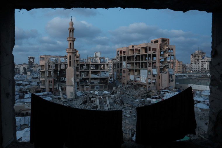 Daily life of displaced Palestinians among rubbles of the Islamic University in Gaza