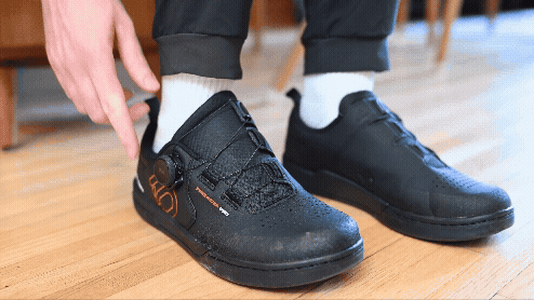 A short video clip of someone using the dial on the Adidas Five Ten Freerider Pro BOA Mountain Bike Shoes to tighten them.