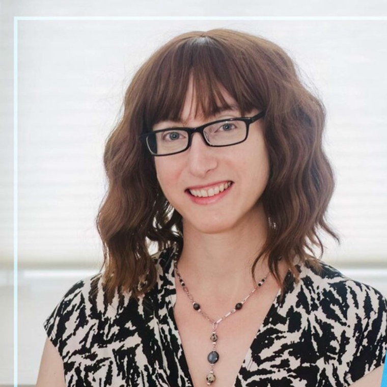 Freida McFadden, usando peruca.