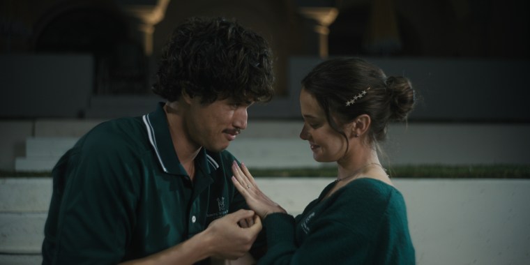 Charles Melton como Austin e Cailee Spaeny como Ashley na 2ª temporada de 