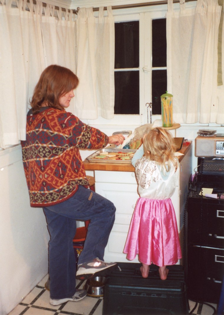 Maggie Baird e Billie Eilish decoram biscoitos de Natal em 2004.