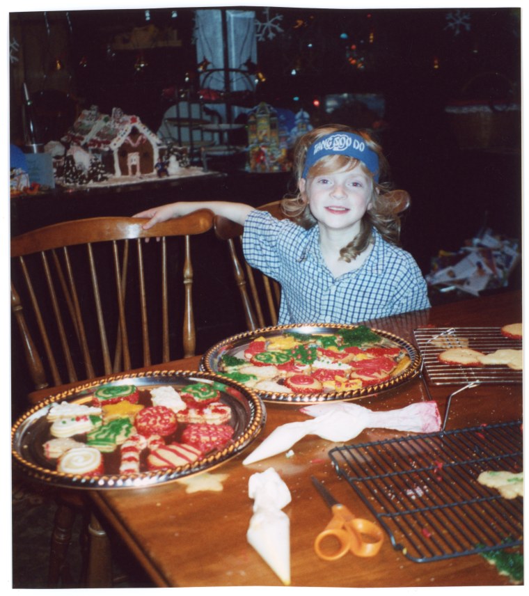 Finneas O'Connell posa com seus biscoitos de Natal em 2004.