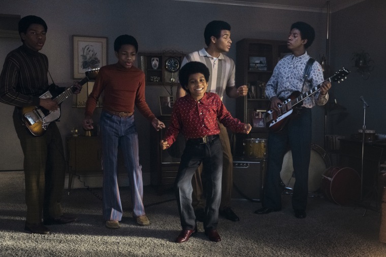 Judah Edwards como o jovem Tito, Jaylen Hunter como o jovem Marlon, Juliano Krue Valdi como o jovem MJ, Nathaniel McIntyre como o jovem Jackie e Jayden Harville como o jovem Jermaine em 