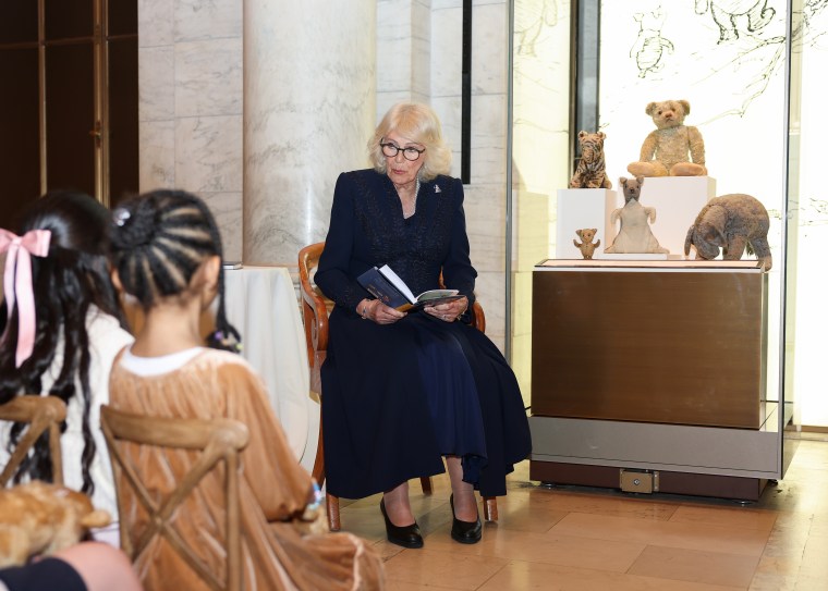 A Rainha Camilla lê o Ursinho Pooh para crianças durante um compromisso literário na Biblioteca Pública de Nova York.
