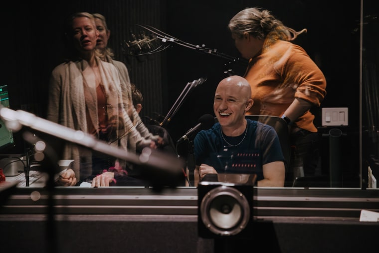 Mark Sanderlin no estúdio de gravação com Patti Murin cantando.