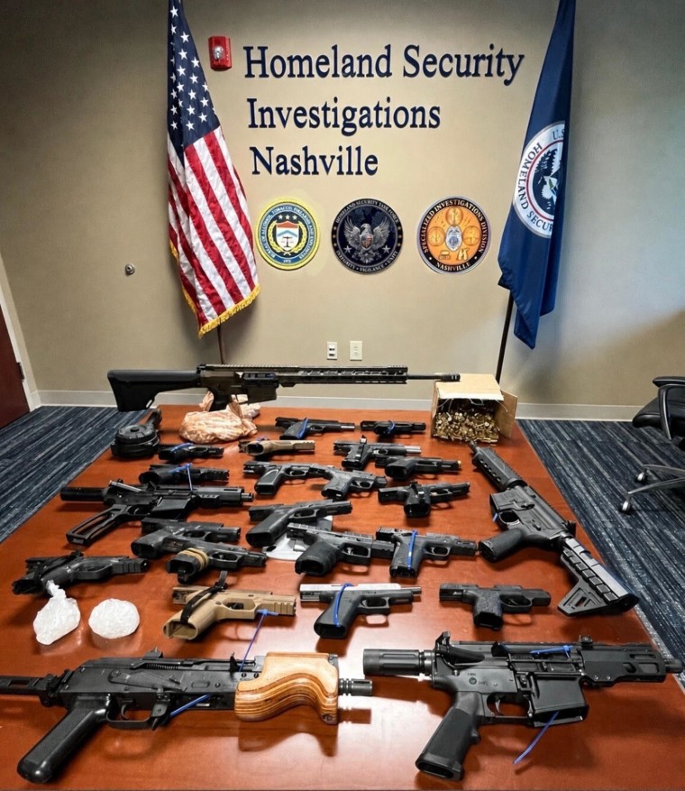 Fotografía cedida por el Departamento de Justicia de Estados Unidos que muestra armas de fuego incautadas a miembros de la organización criminal transnacional Tren de Aragua (TdA) en el Distrito Medio de Tennessee.