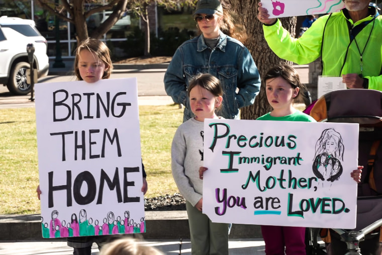 Um grupo comunitário de Colorado Springs se reúne em frente à Prefeitura em 12 de março de 2026, apelando às autoridades eleitas para garantir a libertação de Hayam El Gamal e seus cinco filhos.