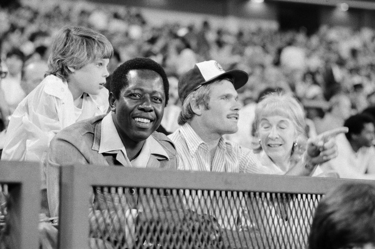 Hank Aaron y Ted Turner viendo un partido de béisbol