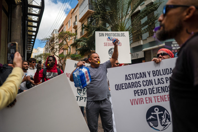 Los estibadores sostienen pancartas que dicen “Sin protocolo, no hay seguridad”.