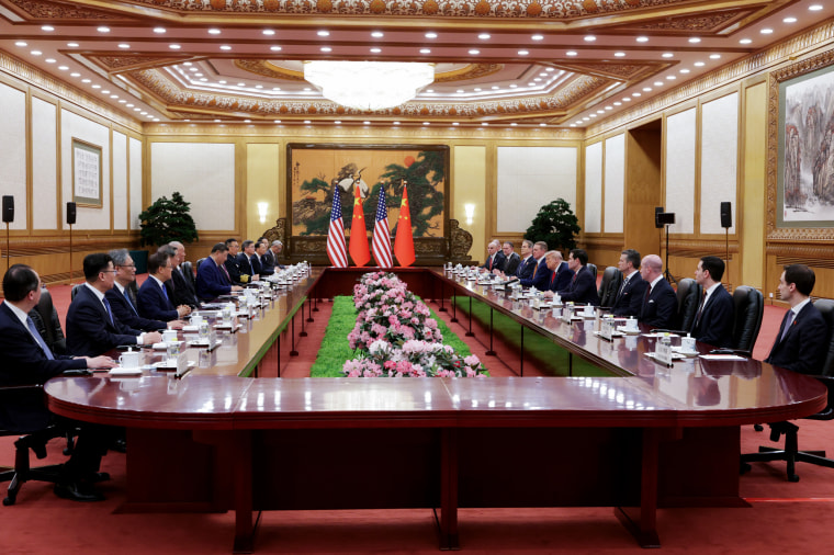 El presidente estadounidense Trump se reúne con el presidente chino Xi y asiste a una cena de estado