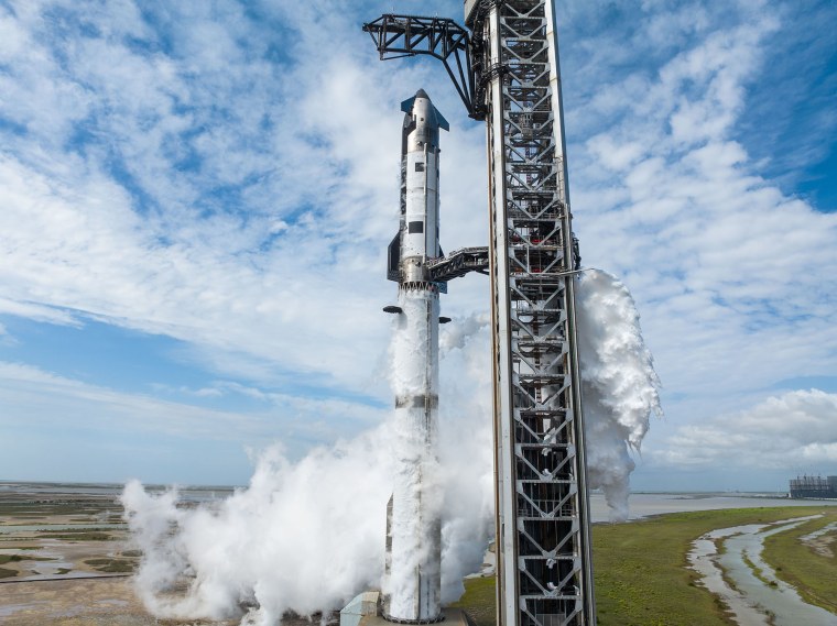 Starship V3 στην εξέδρα εκτόξευσης κατά τη διάρκεια μιας βρεγμένης πρόβας.