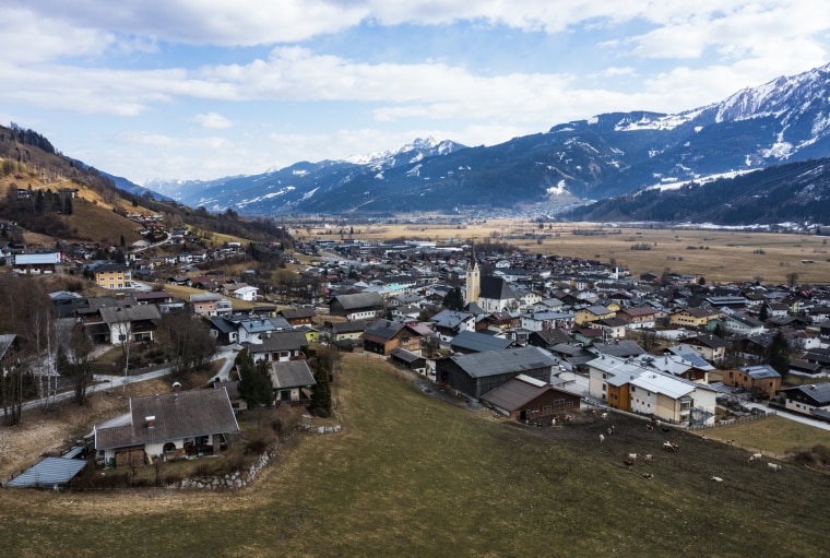 Disparo con drones, vista del pueblo con la iglesia parroquial, Piesendorf, Pinzgau, provincia de Salzburgo, Austria, Europa