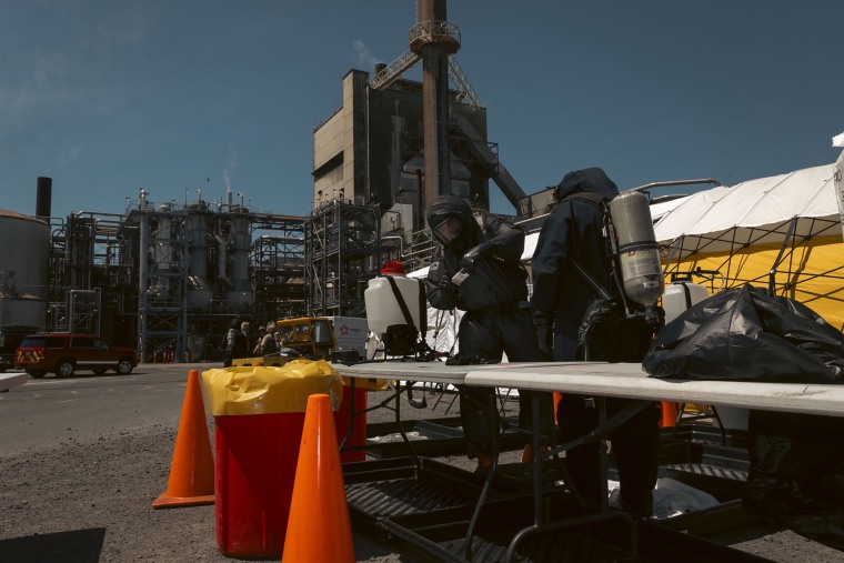 Soldiers and airmen from the Washington National Guard’s 10th Homeland Response Force continued their support to the first responders following an implosion of a chemical tank at Nippon Dynawave pulp and paper mill in Longview, Wash.