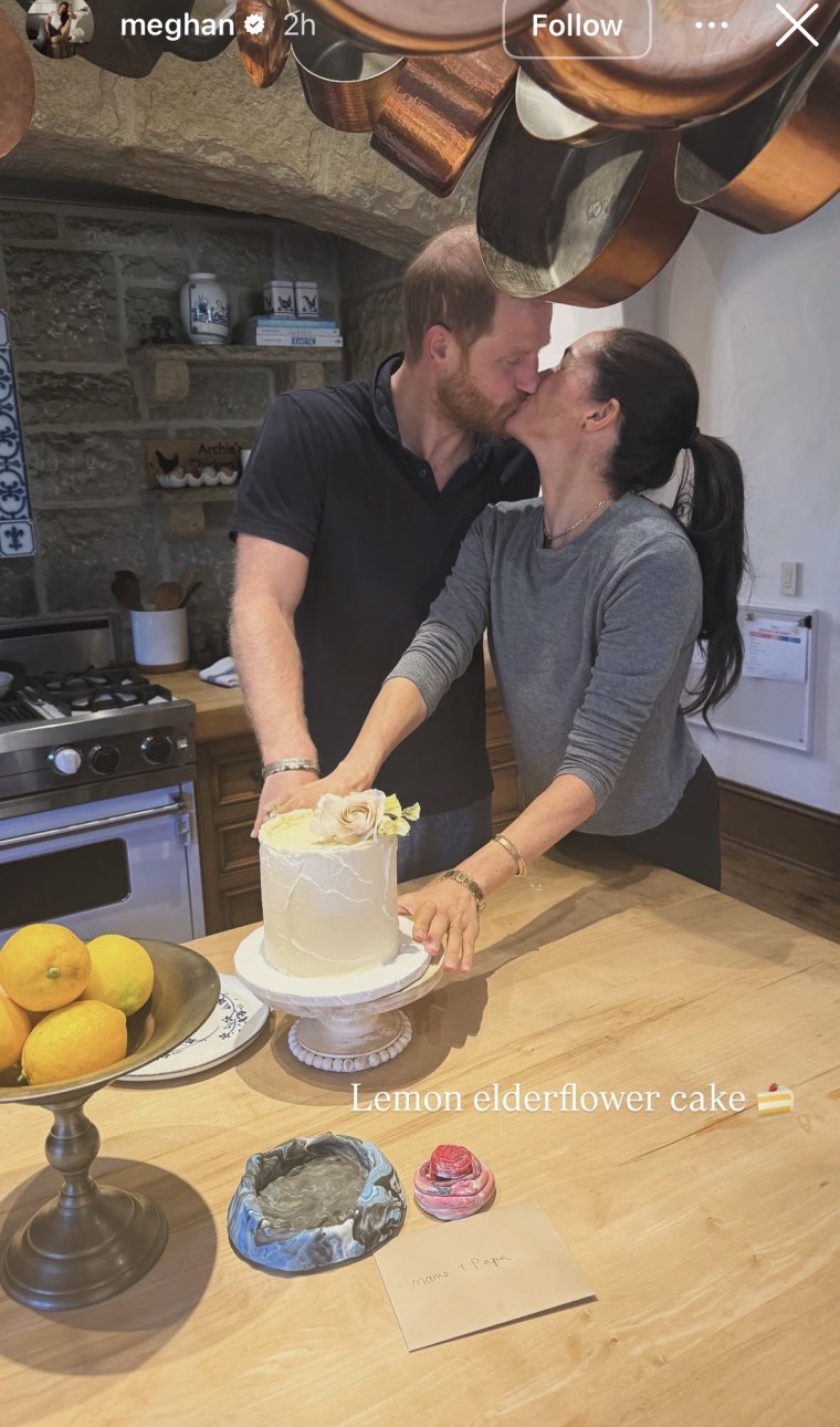 O casal se beijando em seu aniversário de casamento de 8 anos.