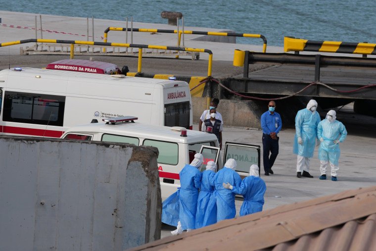 Evacúan a pacientes del crucero con hantavirus en Cabo Verde.