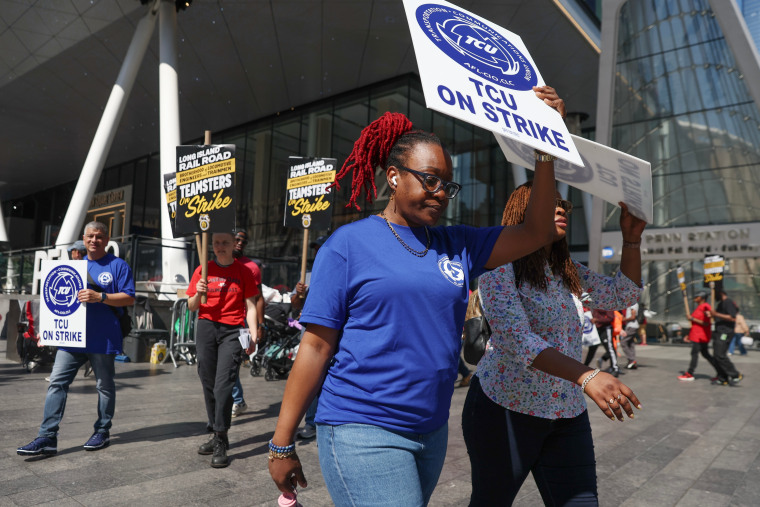 Los trabajadores de Long Island Rail Road se manifiestan frente a la estación Penn Station en el tercer día de su huelga, el 18 de mayo de 2026, en Nueva York. 