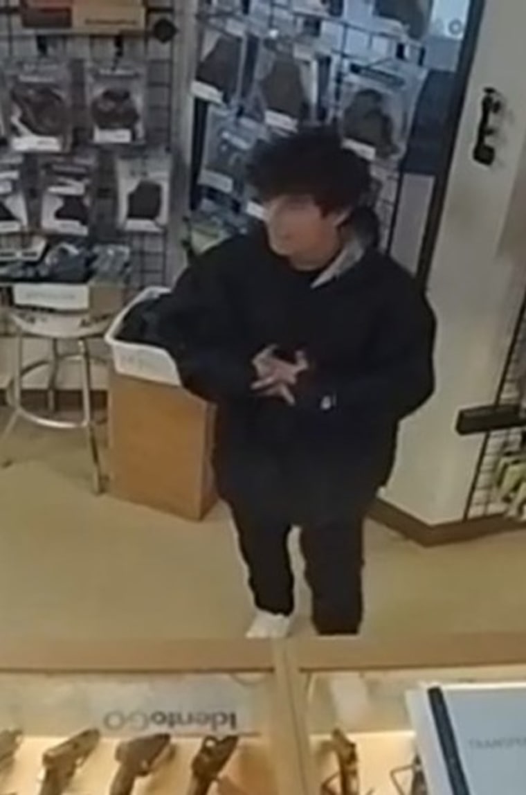 Imagen de un hombre joven visto desde arriba en el ángulo de una cámara de seguridad de una tienda