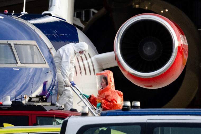 Un avión con pasajeros supuestamente contagiados con el hantavirus llegan a Amsterdam, Holanda, el 6 de mayo de 2026.