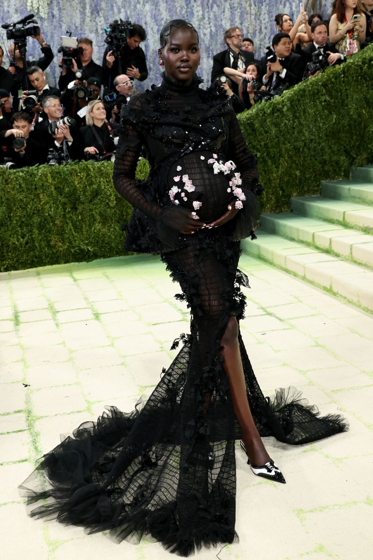 Adut Akech participa da comemoração do Met Gala de 2026 