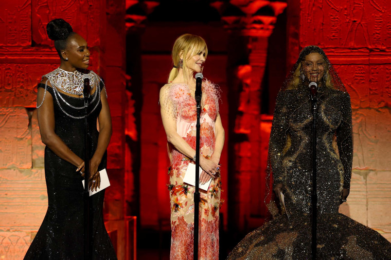 Venus Williams, Nicole Kidman e Beyoncé falam no palco durante a celebração do Met Gala de 2026 