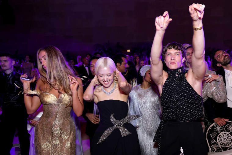 Tate McRae, Rosé e Connor Storrie participam do 2026 Met Gala comemorando 