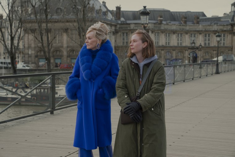 デボラ (ジーン・スマート) とエヴァ (ハンナ・アインビンダー) はパリで浮かれ気分。