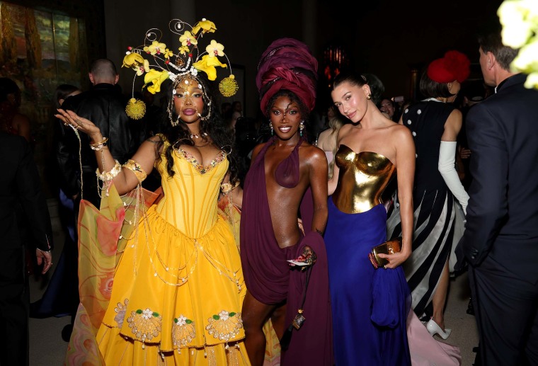 Sza, Doechii e Hailey Bieber comparecem ao Met Gala de 2026 comemorando 