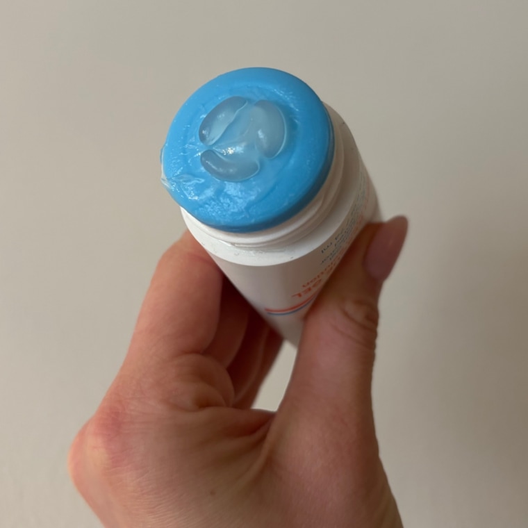 A close-up image of the built-in applicator on the tube that Megababe’s Thigh Rescue Gel comes in.