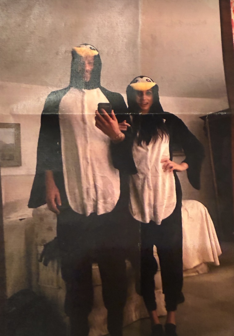 Meghan e Harry vestindo macacões de pinguim na festa de noivado.
