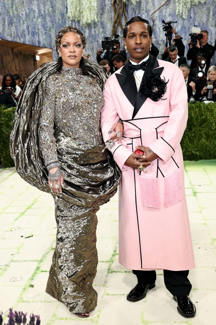 Rihanna e A$AP Rocky comparecem ao Met Gala de 2026 comemorando 