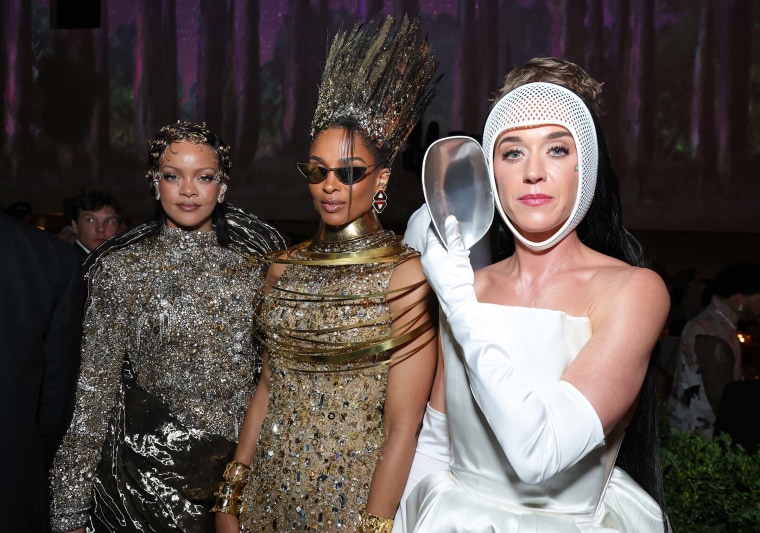 Rihanna, Ciara e Katy Perry participam do Met Gala de 2026 comemorando 