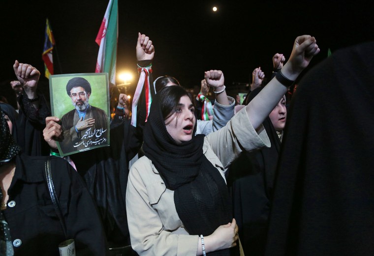 Miles de personas se congregan en Teherán para protestar contra los ataques estadounidenses e israelíes.