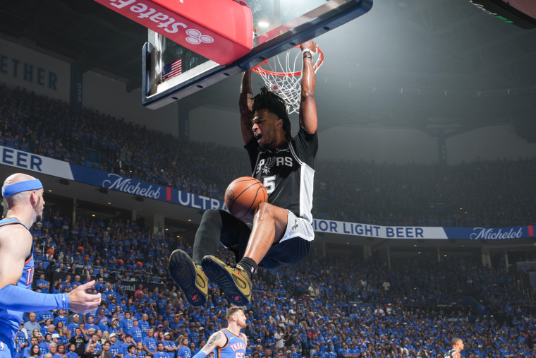 Stephon Castle hangs from the handbasket aft dunking