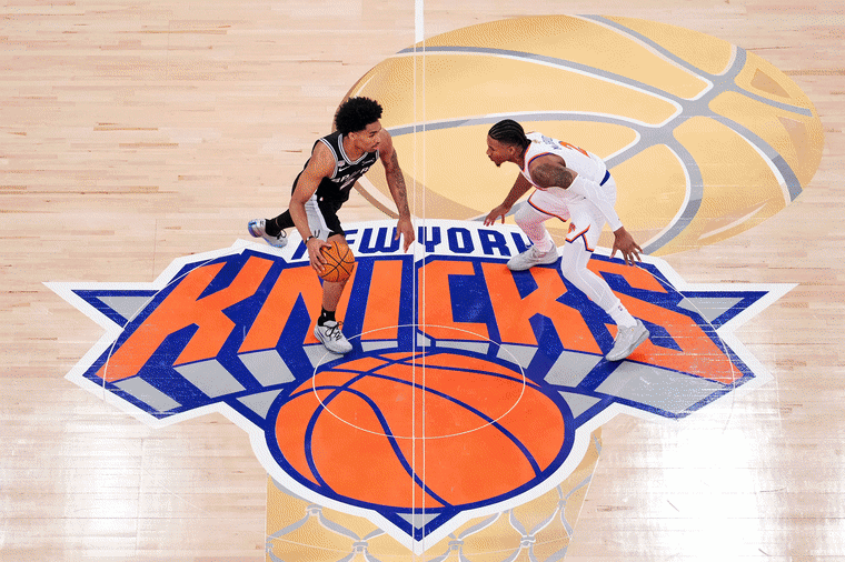 Image: A slideshow gif of images from the San Antonio Spurs vs New York Knicks basketball game