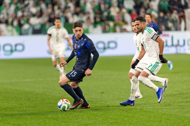 Valverde Federico of Uruguay controls the ball during a friendly match against Algeria on March 31, 2026.