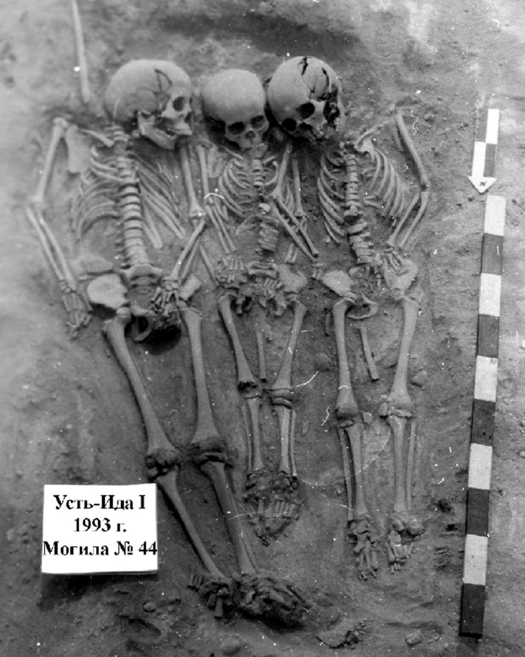 This mass grave contains three young children, one of whom was identified through ancient DNA as a half-sister aged 9-10. Another child, aged 5-6, and an 11-12-year-old boy, unrelated to the sisters, were also found to have plague DNA.