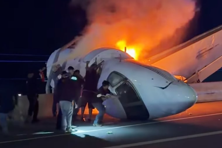 1 killed when small plane crashes on Texas highway