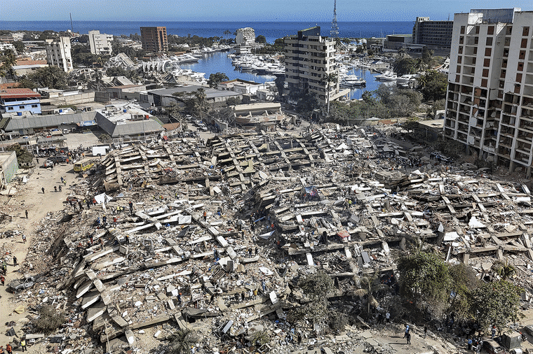 A slideshow of several images showing extensive damage and rescue efforts following earthquakes in Venezuela.