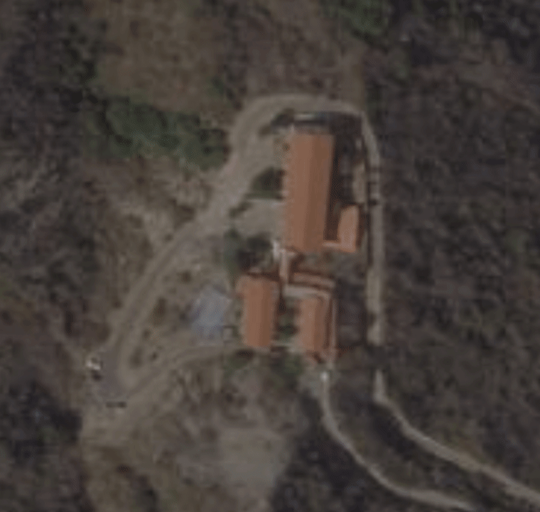 Rotating images showing the Hotel Santuario La Llanada on March 20, 2026, and after the earthquake on June 27, 2026.