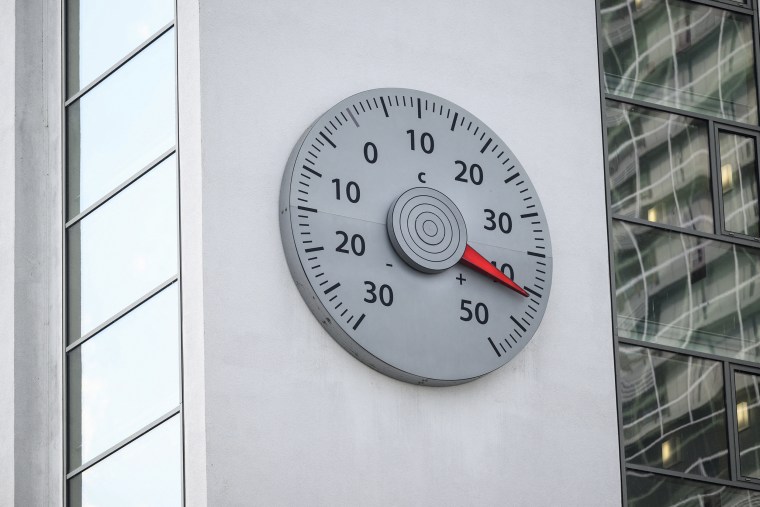 Un thermomètre accroché au mur d'un immeuble commercial indique 40° Celsius.