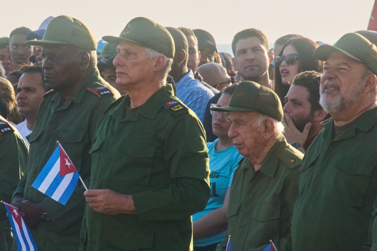 El gobernante cubano, Miguel Díaz-Canel, sostiene una bandera cubana durante un acto el 22 de mayo de 2026 en La Habana, Cuba.