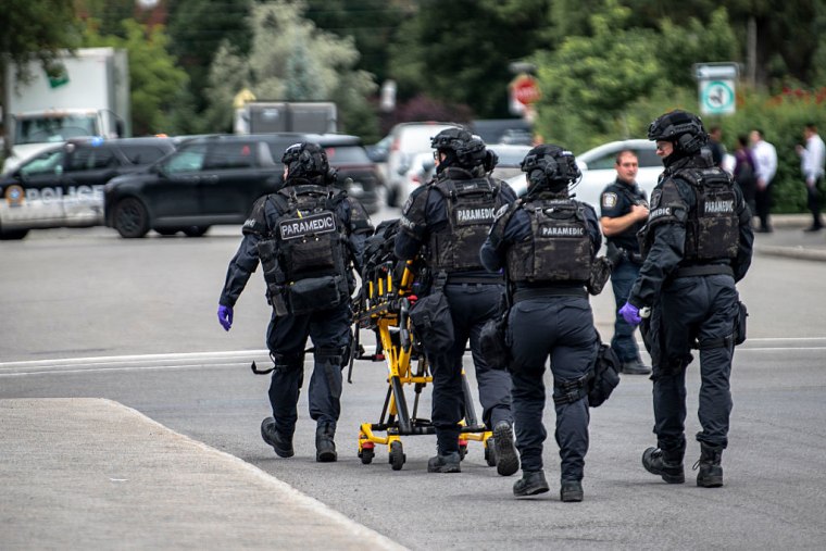 Paramédicos en el lugar de un tiroteo el 22 de junio de 2026 en Montreal, Canadá. 